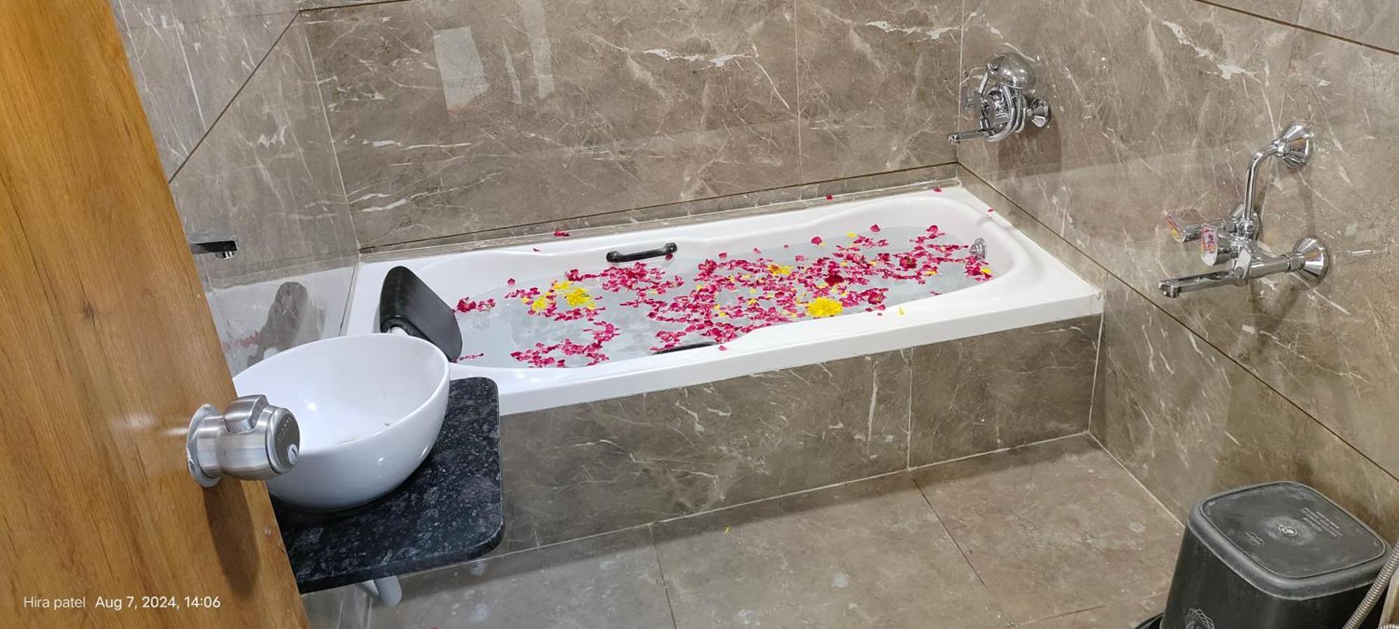 Hotel Avenue Sky Ahmedabad Ngoại thất bức ảnh