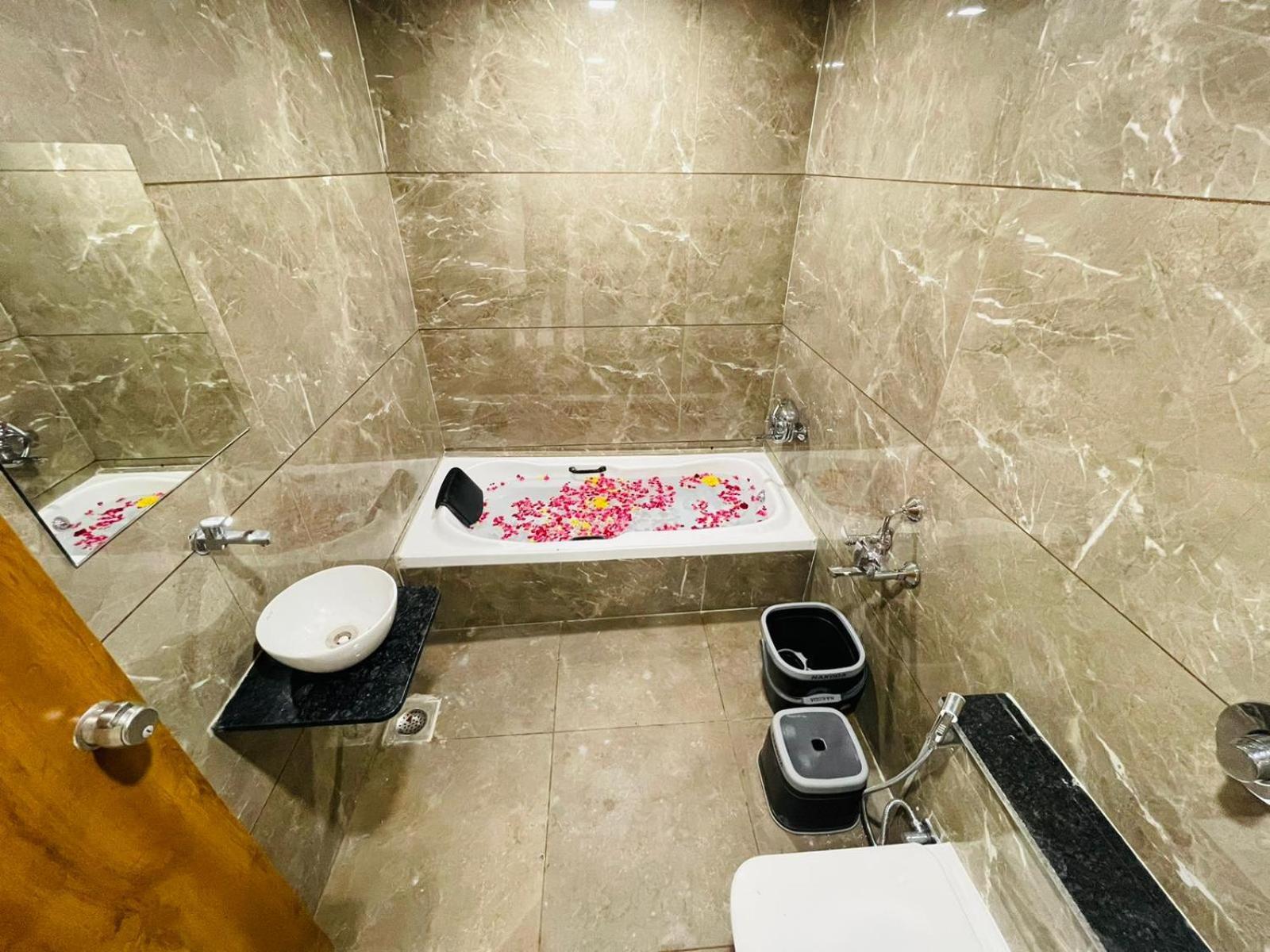 Hotel Avenue Sky Ahmedabad Ngoại thất bức ảnh